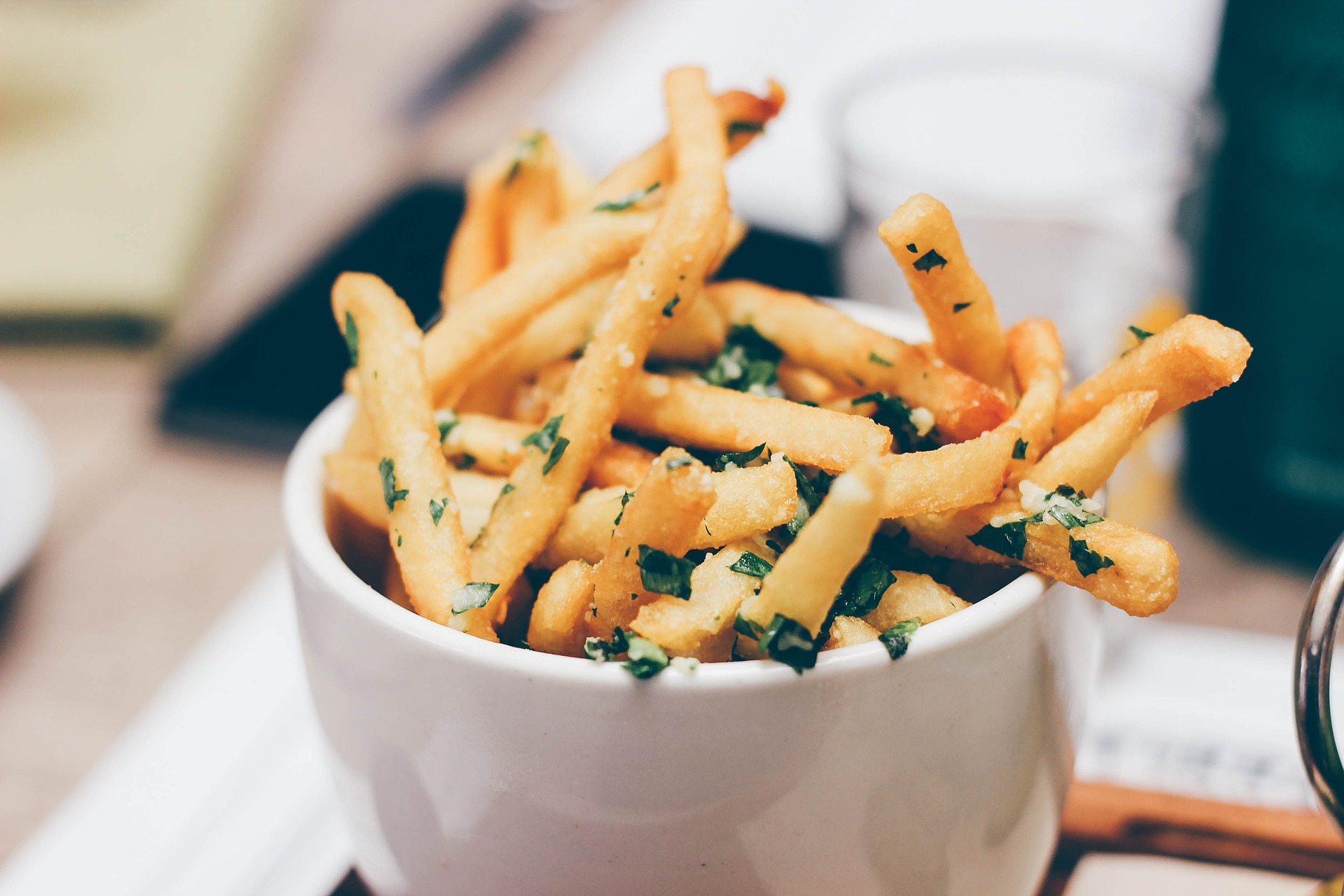 Pommes Frites in Schüssel