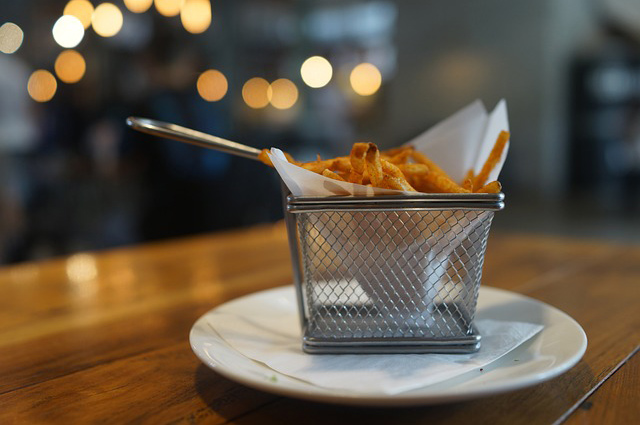 Pommes Frites im Frittierkorb